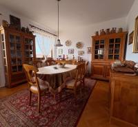 Jídelna v bytě s 5 a více pokoji s podlahou s dřevěným dekorem a výzdobou.