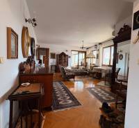 Pětipokojový byt s podlahou s dřevěným dekorem, klasický nábytek a koberce.