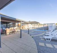 Rodinný dům v Mostě u Bratislavy s terasou, altánkem a bazénem.