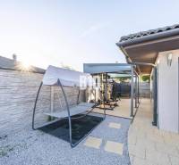 Rodinný dům v Mostě u Bratislavy s terasou, venkovní posilovnou a houpačkou.