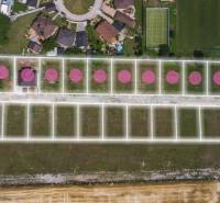 Letecký pohled na pozemky pro bydlení v obci Horné Štitáre, s plánovanou parcelací.