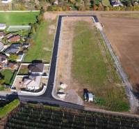 Letecký pohled na rezidenční zónu a stavební pozemky v Horních Štitárech.