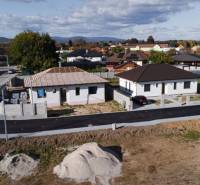 Bydlení v Horních Štitárech: Nemovitosti ve fázi výstavby, klidná lokalita, nově vybudované cesty.