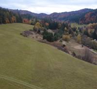 Kopcovitá krajina s lesy a domy na Rekreačních pozemcích v Čertově, Lazy pod Makytou.