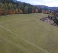 Horská krajina s loukami a lesy na rekreačních pozemcích v Lazy pod Makytou, Čertov.