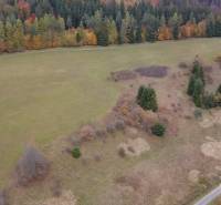 Louka obklopená lesy na Rekreačních pozemcích, Lazy pod Makytou, Čertov s podzimní scenérií.