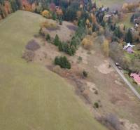 Letecký pohled na rekreační pozemky v Čertově, Lazy pod Makytou, obklopené přírodou a lesy.