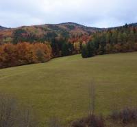 Jesenický kraj Rekreačních pozemků v Lazy pod Makytou, Čertov obklopený lesy a kopci.