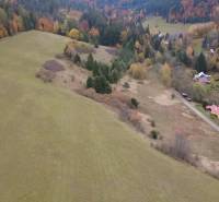 Podzimní krajina Rekreačních pozemků v Čertově, Lazy pod Makytou s rozmanitou flórou a živými barvami.