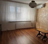 Pokoj s podlahou s dřevěným dekorem a stolkem v 3-pokojovém bytě.