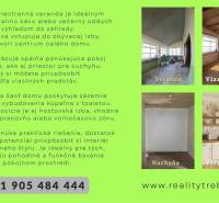 Nemovitost na prodej nabízí prostornou verandu a kuchyň s dřevěným dekorem.