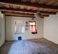 Pokoj v rodinném domě s dřevěným stropem a podlahou s dřevěným dekorem.