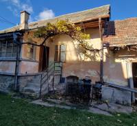 Rodinný dům na Okružní ulici v Zemplínské Teplici s verandou a zahradou.