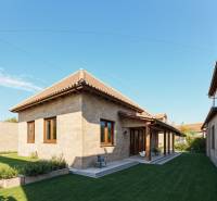 Rodinný dům na Okružní ulici v Zemplínské Teplici s travnatou zahradou a terasou.