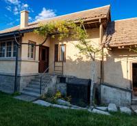 Rodinný dům na Okružní ulici v Zemplínské Teplici, s upravenou zahradou a květinami.