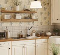 Kuchyně v rodinném domě s květinovou tapetou, bílými skříňkami a podlahou s dřevěným dekorem.