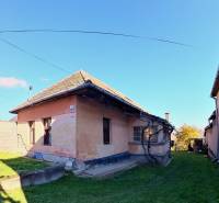 Rodinný dům na Okružní ulici v Zemplínské Teplici má šikmou střechu a zahradu.