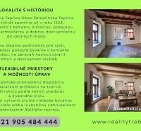 Dispozice rodinného domu s obývacím pokojem a vizualizací zařízení, dřevěný strop.