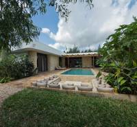 Dům s bazénem obklopený zelení na ulici Paje v regionu Unguja South.