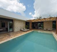 Výstavba domů v Paje, Unguja South Region s bazénem a kamennými zdmi na terase.