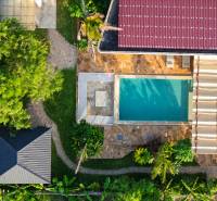 Letecký pohled na výstavbu domů s bazénem na předměstí Paje, Unguja South Region.