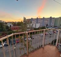 Výhled z balkonu v 3-pokojovém bytě na Estonské ulici, Bratislava - Vrakuňa.