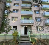 Bytový dům s balkony na Vajanského ulici v Šahách nabízí 3pokojový byt.