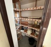 Spíž v 3-pokojovém bytě se zabudovanými policemi a uskladněnými kuchyňskými potřebami.