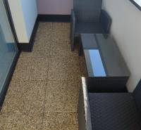 Balkon s posezením ve 2-pokojovém bytě na Predmerského ulici v Trenčíně.