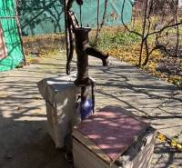 Vodní pumpa v zahradách na Střední ulici v Bratislavě - Ružinově během podzimu.