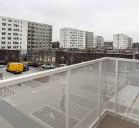 Výhled z balkonu na Ivánské cestě v Bratislavě - Ružinově, obklopený bytovými domy.