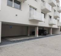 Parkování pod bytovým domem na Ivánské cestě, Bratislava - Ružinov.