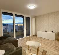 Obývací pokoj se sedací soupravou a podlahou s dřevěným dekorem, 2pokojový byt.