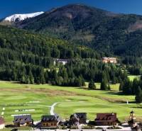 Horské chaty v Bystrej na Táľoch s krásným výhledem na okolní lesy a louky.