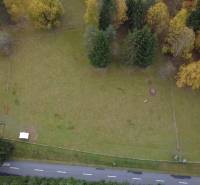 Rekreační pozemky v Lazy pod Makytou, Čertov obklopené stromy a přístupovou asfaltovou cestou.