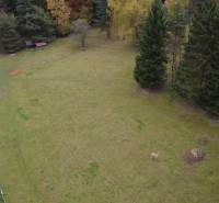 Rekreační pozemky na Čertově v Lazy pod Makytou, obklopené přírodou a cestou.