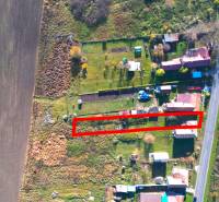 Pozemek na bydlení v Radnovcích obklopený přírodou, v blízkosti cesty.