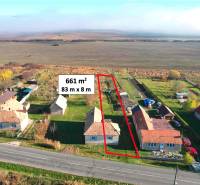 Pozemky - bydlení v Radnovcích, venkovská zástavba s polohou u hlavní silnice.