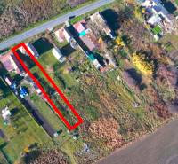 Letecká perspektiva na pozemky pro bydlení v obci Radnovce s hlavní silnicí.