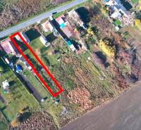 Letecký pohled na rezidenční pozemky v Radnovcích, vyznačené červeným obdélníkem.