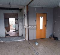 Místnost s podlahou s dřevěným dekorem a nedokončenými stěnami na Rekreačních pozemcích.