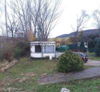 Chata se zelení na rekreačních pozemcích v Nitrianském Rudně u lesa.