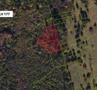 Letecký pohled na zemědělské a lesní pozemky v Lúčkách, zvýrazněné červenou barvou.