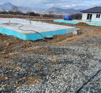 Stavba na ulici Vyšná Šebastová zobrazuje základy rodinného domu v malebném prostředí.