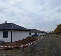 Rodinný dům na Vyšné Šebastové v Prešově, stavba s štěrkovou cestou a stromy.