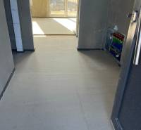 Chodba v rodinném domě s podlahovým vytápěním, výhled směřuje na ulici Vyšná Šebastová.