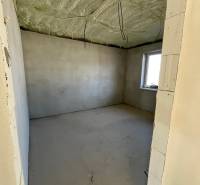 Pokoj ve výstavbě s oknem, tepelně izolovaný strop, v Rodinném domě Vyšná Šebastová.