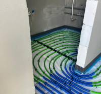 Podlahové topení v rodinném domě na ulici Vyšná Šebastová, instalace rozvodů v interiéru.