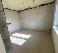 Izolovaný strop v rodinném domě na ulici Vyšná Šebastová. Světlý pokoj s velkým oknem.