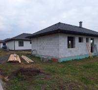 Stavební proces rodinných domů na ulici Vyšná Šebastová v Prešově, práce s dřevěnými materiály.